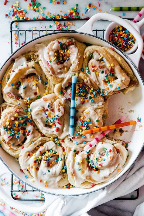 Birthday Cake Sweet Rolls | This sweet roll dough is my mother-in-law's recipe and it is so, so perfect.  I did a twist on the filling and icing to make them extra special and perfect for a birthday celebration! || Oh So Delicioso Birthday Cake Filling, Kids Birthday Breakfast, Sweet Roll Dough, Cake Cinnamon Rolls, Birthday Party Sweets, Fluffy Rolls, Cake Cinnamon, Fluffy Cinnamon Rolls, Make Birthday Cake