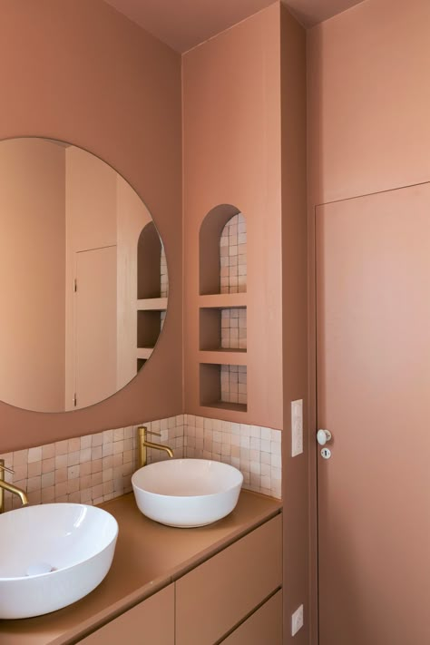 Colour is an important factor in a bathroom - most people want something relaxed and calming, but that doesn't have to mean shades of grey. This bathroom has been painted a gorgeous pinky terracotta called Rose Turc by @argilepienture. https://chelseadesignquarter.co.uk/member/argile/ #argiledesignworkplace #argilepeinture #deco #design #home #inspiration #fashion #interiordesign #homedecor #homedesign #interiors #luxuryliving #currentdesignsituation #pressedeco #designer #instadeco ⁠ Bathroom Wallpaper Trends, Terracotta Bathroom, Bathroom Wallpaper Modern, Bathroom Wall Colors, Small Bathroom Wallpaper, Painting Bathroom Tiles, Green Tile Bathroom, Deco Bathroom, Bathroom Trends