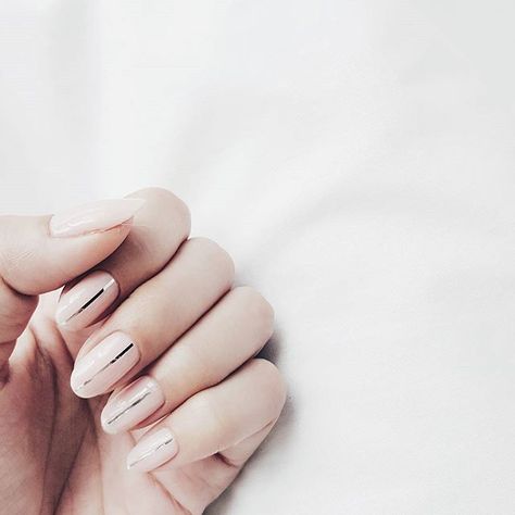 Try these easy-to-master minimal nail art designs from @Stylecaster | nude with metallic center stripe Lines Nail Designs, Line Nail Designs, Line Nail Art, Minimal Nails Art, Bridal Nail Art, Nagellack Trends, Center Line, Minimalist Nail Art, Minimal Nails