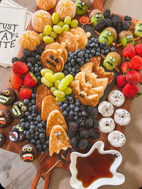 Halloween Food Ideas Breakfast, Breakfast Halloween Ideas, Halloween Brunch Food Ideas Party, Halloween Treat Board Ideas, Kid Halloween Charcuterie Board, Halloween Sweets Board, Halloween Birthday Brunch, Fun Charcuterie Boards, Pumpkin Carving Food Ideas