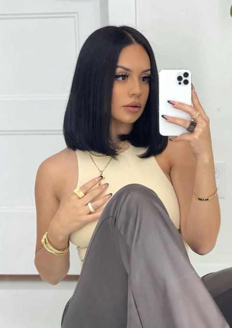 Diagonal Forward Haircut Medium, Short Hair For Round Face Straight, Latina Bob Hairstyles, Short Black Hair Inspiration, Short Black Hair Outfits, Selena Gomez Short Haircut, Straight Cut Bob Shoulder Length, Short Hair Shoulder Length Straight, Straight Black Hair Short