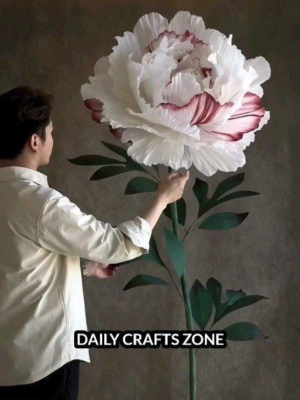 Paper Flowers Gift Ideas, Big Paper Flowers Craft, Big Flowers Decorations, Giant Flowers Tutorial, Big Flower Decorations, Big Flower Craft, Diy Big Flowers, Big Flowers Diy, Crepe Paper Flowers Tutorial