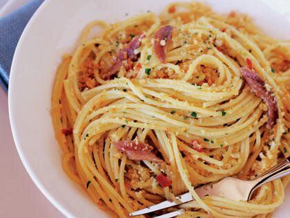 Spaghetti with Anchovies and Bread Crumbs (Spaghetti con Acciughe e Mollica) Italian Dinner Menu, Sicilian Recipes, Italian Christmas, Italian Dinner, Spaghetti Recipes, Italian Pasta, Anchovies, Italian Dishes, St Joseph