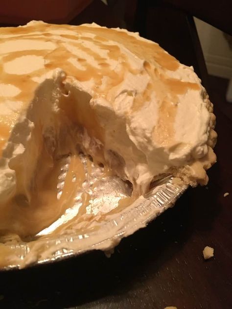 Amish Maple Cream Pie is a delicious way to enjoy the sugaring season, a rich and creamy confectioners. Delicious with real maple syrup! Maple Cream Pie Recipe, Rivel Soup, Maple Cream Pie, Maple Treats, Maple Custard, Pie Cabinet, Maple Pie, Maple Desserts, Bacon Dinner