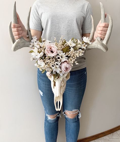 Skull With Dried Flowers, Girly Deer Mount, European Mount With Flowers, Deer Skull Wreath, Boho Deer Skull Wall Decor, European Deer Mount Ideas Girly, How To Decorate With Deer Mounts, Buffalo Skull Decor, Deer Horns With Flowers