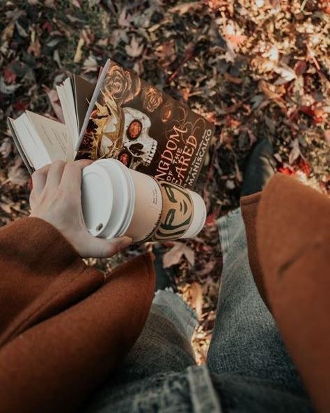 Fall Books Aesthetic, Autumn Hobbies, Fall Bookstagram, Fall Mood Board Aesthetic, Fall Book Aesthetic, Fall Stories, September Vibes, Aesthetic Leaves, Autumn Books