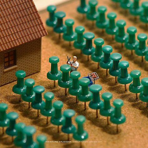 Dioramas and Clever Things: Miniature Life Macro Fotografie, Miniature Calendar, Miniature Photography, Tiny World, Miniature Crafts, Mini Things, Toys Photography, People Photography, Doll Furniture