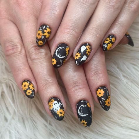 Summer Ghost Nails, Gothic Floral Nails, Ghost And Flower Nails, Spooky Summer Nails, Ghost Halloween Nails, Ghost Face Nails, Spooky Nails, Witchy Nails, Sunflower Nails