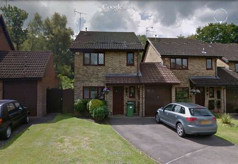 The dursleys house  in real life pick from Google Earth. Dudley Harry Potter, Dursley House, The Dursleys, House Themes, Harry Potter Houses, Google Earth, Family House, Sims 4, Real Life