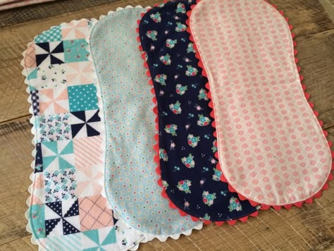 Riley Blake Flannel Baby Quilt and Burpers Tutorial Riley Blake Quilt Patterns, Flannel Quilt Patterns, Flannel Baby Quilt, Riley Blake Quilt, Bubble Quilt, Diy Baby Blanket, Flannel Baby Blankets, Easy Baby Blanket, Flannel Quilts