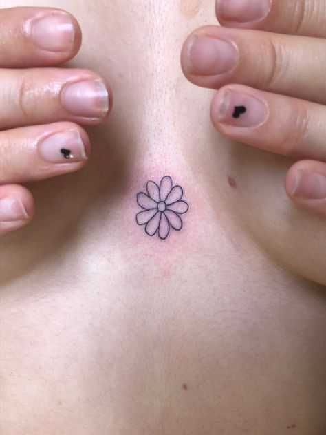 Daisy Tattoo Cartoon, Daisy Finger Tattoo Simple, Daisy Tattoo Aesthetic, Daisy Stick And Poke, Mini Daisy Tattoo, Small Daisy Tattoo, Daisy Tattoos, Wildflowers Tattoo, Tattoo Aesthetic