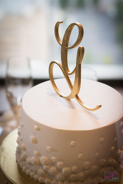 Gold Monogrammed Letter G on top of wedding cake. @eb2events Alphabet Birthday, Cake Lettering, Gold Birthday Cake, New Birthday Cake, Wooden Cake, Birthday Cake Chocolate, Birthday Letters, 50th Birthday Cake, Birthday Cake Recipe