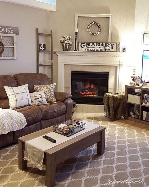 Cozy living room, brown couch decor, ladder, winter decor Brown Couch Decor, Apartment Wishlist, Cozy Farmhouse Living Room, Brown Couch Living Room, Furnitur Ruang Keluarga, Farmhouse Living Room Decor Ideas, Rustic Farmhouse Living Room, Modern Farmhouse Living, Cottage Shabby Chic