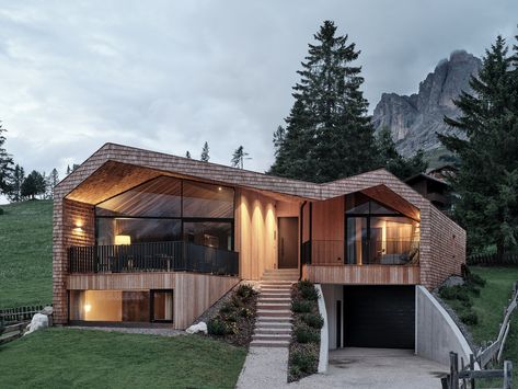 Gallery of House Carezza / Tara Architekten - 1 Alpine House, Modern Barn House, Traditional Building, Modern Mountain, Modern Barn, Design Exterior, Mountain Homes, Residential Architecture, Design Case