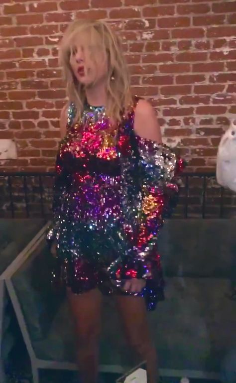 Taylor dancing to YNTCD last night at her party Vs Taylor Swift, Copper Brunette, Brunette Hair Color Ideas, Oscars After Party, Revealing Dress, Alex Morgan, Taylor Swift Funny, Teen Choice Awards, Taylor Swift Songs