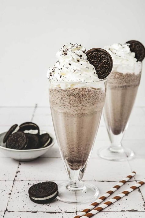 Ganache Frosting Recipe, Chocolate Ganache Frosting Recipe, Oreo Drink, Ganache Recipe Frosting, Milkshake Oreo, Milkshake Recipe Strawberry, Oreo Milkshake Recipe, Cookies And Cream Milkshake, Cookie Milkshake