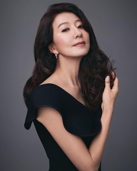 Older Woman Portrait, Jewelry Portrait, Kim Hee Ae, Kim Hee-ae, Art Random, Art Outfit, Korean Drama Movies, Middle Aged Women, Woman Portrait