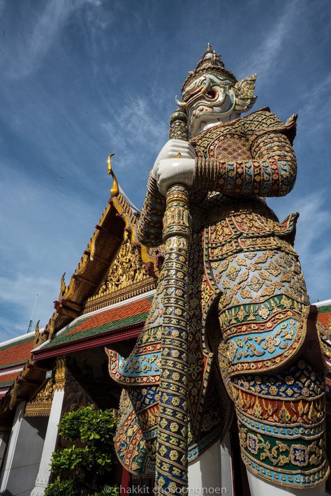 Temple Of The Emerald Buddha, Thailand Temple, Wat Phra Kaew, Creative Landscape, Bangkok Travel, Popular Music, Bangkok Thailand, Famous Artists, Traditional Dresses