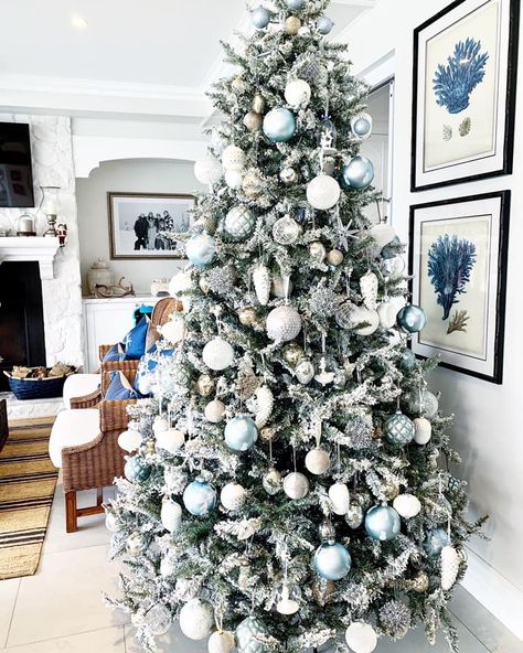 Hampton Christmas Decor, Hampton Christmas Tree, Hamptons Christmas Tree, Hamptons Style Christmas, Hamptons Christmas, Silver Xmas Tree, Christmas Dinner Table Settings, Home Decor Coastal, Xmas Table