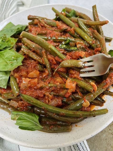 One Pot Italian Green Beans in Tomato Sauce Italian Sausage And Green Beans, Green Beans In Tomato Sauce, One Pot Italian, Beans In Tomato Sauce, Italian Green Beans, Traditional Thanksgiving Recipes, Bruschetta Toppings, Crockpot Stew, Italian Sausage Recipes