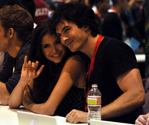 Ian E Nina, Elena Damon, Tvdu Cast, Ian And Nina, Vampire Diaries Memes, Ian Joseph Somerhalder, Ian Somerhalder Vampire Diaries, Vampire Diaries Poster, Damon Salvatore Vampire Diaries