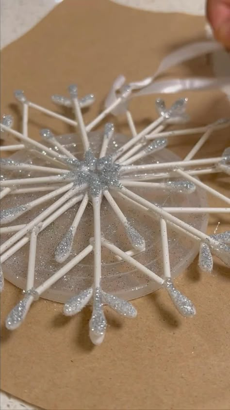 #outdoorchristmasdecorations #christmastreedecorations #indoorchristmasdecorations #christmascabinetsdecoratingideas #christmascoffeetabledecor #porchchristmasdecorations Cute Diy Christmas Decorations Easy, Room Decor Christmas Diy, Easy Diy Snowflakes Decorations, Crismas Ideas Decoration Diy, Styrofoam Christmas Crafts, Qtip Crafts, Straw Christmas Decorations, Dyi Snowflakes, Crismas Ideas Decoration