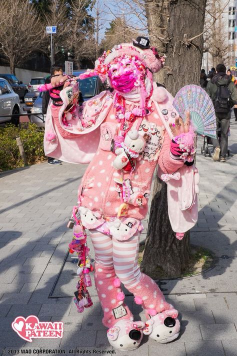 Decora guy. Photo from Kawaii Pateen Pink Harajuku, Pink Explosion, Decora Fashion, Decora Harajuku, Harajuku Pink, Harajuku Decora, Emo Girl, Harajuku Fashion Street, Harajuku Girls