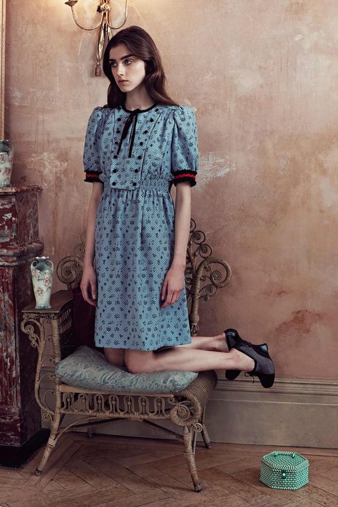 Orla Kiely Resort 2019 collection, runway looks, beauty, models, and reviews. 1980s London, Orla Kiely Dress, 1980s Fashion Women, Quirky Fashion, Orla Kiely, Prairie Dress, Vogue Fashion, Fashion Show Collection, Womens Clothing Stores