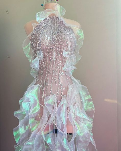 Jellyfish Inspired Dress, Jellyfish Outfit Inspired, Jelly Fish Inspired Outfit, Mermaid Throne, Junk Kouture Ideas, Jellyfish Couture, Jelly Fish Inspired Garments, Ribbons Galore, Jellyfish Costume