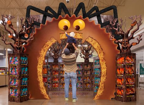 Halloween Store Display, Candy Store Display, Beverage Display, Shopping Mall Design, Supermarket Display, Store Signage, Candy Display, Easy Halloween Decorations, Mall Design