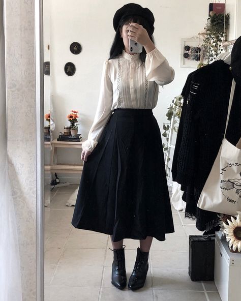 Tbh I love the Victorian era and would love to get into that style more. Maybe with a twist of modern. Modern Victorian Fashion, Victorian Inspired Fashion, The Victorian Era, Witch Fashion, Modern Victorian, Modern Clothing, Victorian Clothing, Edwardian Fashion, Moda Vintage