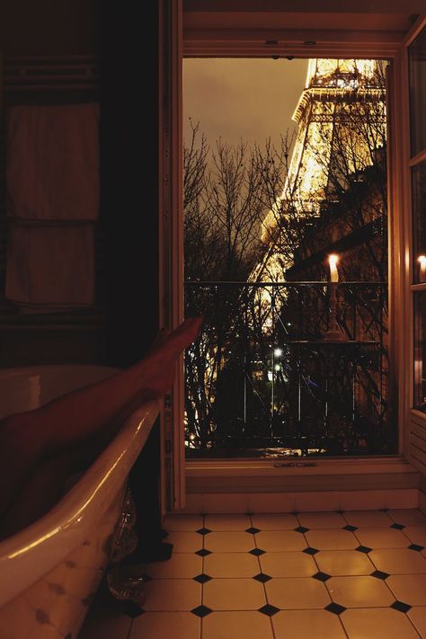 Bath with a view of the eiffel tower. Chambertin apartment situated near the Seine with incredible views of the eiffel tower (link to parisperfect at bottom of post) Eiffel Tower Photography, Messy Nessy Chic, Paris Wallpaper, Paris Jackson, Paris Aesthetic, Living In Paris, Paris Photography, Paris Apartments, Paris Eiffel Tower