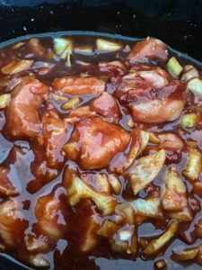 Babi pangang uit de slowcooker - Puur-Koken.nl Food Chinese, Recipes Beef, Slow Cooker Beef Stew, Dutch Recipes, Crock Pot Slow Cooker, Slow Cooker Beef, Slow Food, Asian Cooking, Okra