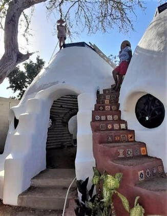 Mud Building, Mud Homes, Underground Building, Mud Hut, Earth Bag Homes, Earth Bag, Crazy Houses, Forest Cottage, Earthship Home