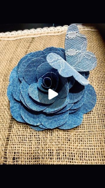 Birds Fabric, Denim Crafts Diy, Shabby Chic Flowers, Fabric Christmas Ornaments Diy, Folded Fabric Ornaments, Blue Jeans Crafts, Fabric Flower Tutorial, Fabric Brooch, Christmas Ornaments Diy