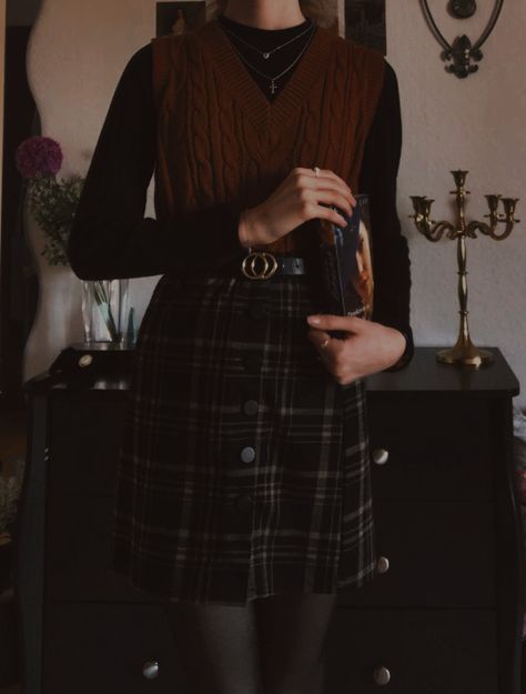 Dark Academia Aesthetic Feminine, Library Chic Fashion, Dark Academia 2023, 2000s Dark Academia, Office Dark Academia Outfit, Darkest Academia Fashion, Dark Academia Office Outfit, Dark Academia Goth Outfit, Midsize Dark Academia