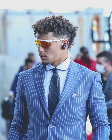 Patrick Mahomes Haircut, Mahomes Haircut, Grey Hair Color Men, Patty Mahomes, Pat Mahomes, God Of Football, Taper Fade Curly Hair, Nfl Football Pictures, Kansas City Chiefs Football