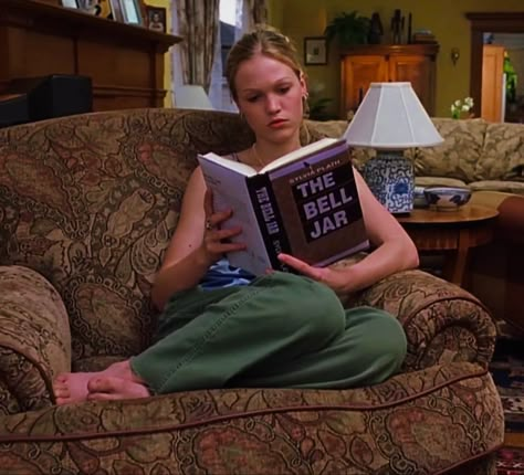 Julia Stiles reading The Bell Jar - 10 Things I Hate About You 6 Friends, The Princess Diaries, 10 Things I Hate About You, Julia Stiles, I Love Cinema, Perks Of Being A Wallflower, The Bell Jar, Girl Reading, Gilmore Girls