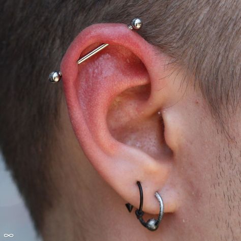 Double Ear Lobe Piercings, Industrial Piercing Men, Double Ear Piercing Men, Ear Piercing Industrial, Piercings Men, Bar Ear Piercing, Cool Ear Piercing, Least Painful Piercings, Scaffold Piercing