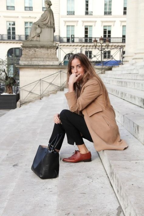 Shop this look for $109:  http://lookastic.com/women/looks/camel-coat-and-black-dress-pants-and-brown-oxford-shoes-and-black-tote-bag/3863  — Camel Coat  — Black Dress Pants  — Brown Leather Oxford Shoes  — Black Leather Tote Bag Casual Chique Stijl, Dress Pants Outfits, Pijamas Women, Brown Oxford Shoes, Wear Black Dresses, Style Désinvolte Chic, Oxford Shoes Outfit, Masculine Fashion, Costume Noir