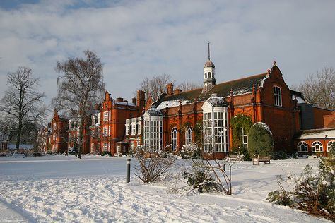 Newnham College Cambridge, Cambridge Photography, Newnham College, Uni Vibes, English Houses, Setting Inspiration, Castle Mansion, Oxford England, English Manor