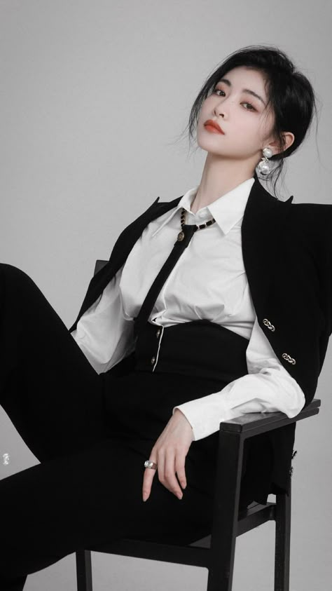 Hot Women In Suits, Edgy Pose, Ladies In Suits, Suit Pose, Woman In Suit, Kiki Xu, Female References, People References, Xu Jiaqi