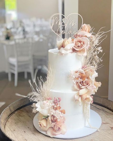 Wedding Dessert Ideas, Pink Boho Wedding, Blush Pink Wedding Cake, Beach Wedding Pink, Baby Pink Wedding, Engagement Party Cake, Blush Wedding Cakes, Rose Gold Cake, Wedding Cake Fresh Flowers