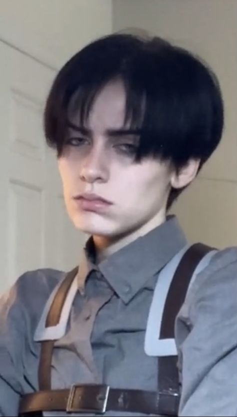 Levi Haircut, Levi Cosplay, Middle Part Hairstyles, Hair Reference, Short Hair Haircuts, Levi Ackerman, Aesthetic Girl, Cosplay Anime, Attack On Titan