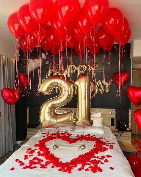 Birthday,anniversary or romantic ideas? Beautiful hotel balloons for her✨ Made ready from office and positioned straight to your room. All done before your arrival 🎈🎉 Arrange a surprise setup for your loved with us in less than 5 minutes. Simple steps to book 👇 ➡️ DM us ➡️ Note where you’ll be staying ➡️ Attach an image of the what you’re after & Leave the rest with us! We work across London and outside surrounding areas📍 Next day delivery available 🎉 • • #hoteldecor #hotelball... Hotel Room Decorations Romantic For Him, Balloon Door Surprise, Birthday Room Surprise, Birthday Balloon Surprise, Balloon Door, Hotel Room Decoration, Boyfriends Birthday Ideas, Romantic Room Surprise, Romantic Room Decoration