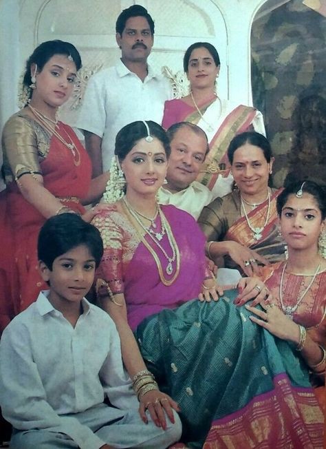 Pretty Zinta, Sri Devi, Old Film Stars, Indian Family, Bollywood Cinema, Bollywood Wedding, Vintage Bollywood, Actors Images, Movie Photo