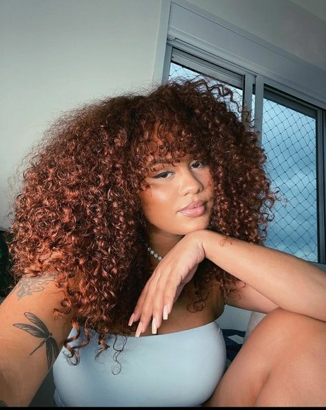 Red Highlights On Natural Hair, Dark Reddish Brown Curly Hair, Dark Copper Hair Curly, Dark Orange Curly Hair, Fall Curly Hair Color Brunettes, Brownish Red Curly Hair, Fall Hair Colors For Curly Hair, Auburn Hair On Black Women, Orange Hair Outfit Ideas