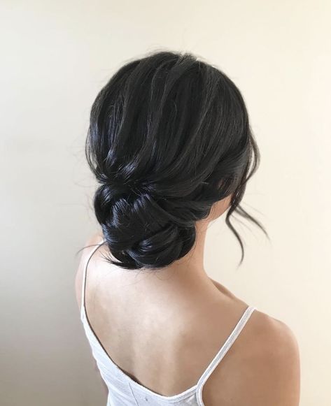 Classy Hair Down Styles, Bridal Hair Low Bun Messy With Veil, Bridal Hairstyles Dark Hair, Dark Hair Updo Wedding, Bridal Updo With Veil, Black Hair Updo Hairstyles, Wedding Hair Up, Bridesmaids Hair, Guest Hair