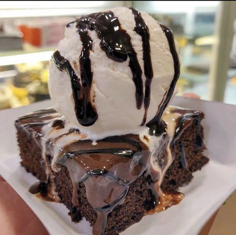 Chocolate Vanilla Ice Cream Cake, Brownie And Ice Cream, Brownies And Ice Cream, Brownie With Ice Cream, Creamy Vanilla Ice Cream, Brownie Sundae, Aesthetic Foods, Fudgy Brownie, Yummy Ice Cream