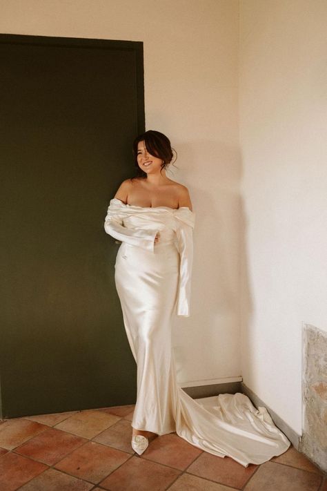 Artist Whitney Duan Wore Danielle Frankel To Wed At A Tuscan Villa - Vogue Australia Danielle Frankel Wedding Dress, Crazy Wedding Dresses, Danielle Frankel Bridal, Pleated Veil, Weird Wedding Dress, Danielle Frankel, Unconventional Wedding Dress, Under The Tuscan Sun, Tuscan Villa